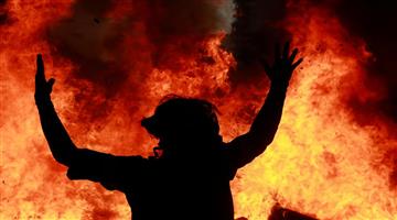 Khabar Odisha:miscreants-pour-kerosene-on-young-man-and-set-him-on-fire
