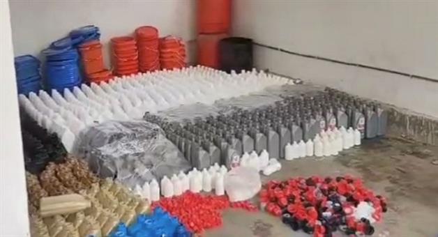 Khabar Odisha:mobil-factory-was-discovered-in-rourkela-the-police-seized-4000-liters-of-fake-mobile-manufacturing-materials