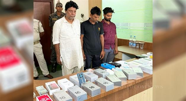 Khabar Odisha:mobile-shop-burglary-cracked-in-puri-three-held-40-handsets-seized