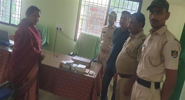 Khabar Odisha:money-seized-from-car-near-check-gate