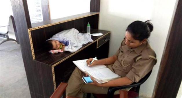 Khabar Odisha:mother-cop-archana-kotwali-jhansi-photo-goes-viral-dgp-praises