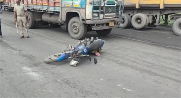 Khabar Odisha:mother-son-killed-after-truck-rams-bike-from-behind