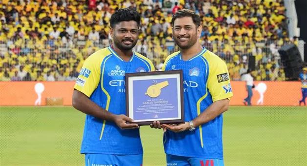 Khabar Odisha:ms-dhoni-honors-sanju-samson-at-csk-reunion-event-viral-moments