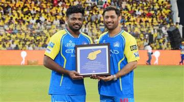 Khabar Odisha:ms-dhoni-honors-sanju-samson-at-csk-reunion-event-viral-moments
