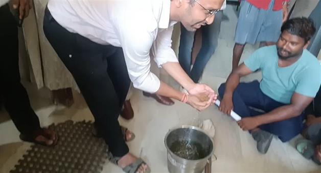 Khabar Odisha:municipality-eo-washed-hand-with-dirty-water
