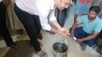 Khabar Odisha:municipality-eo-washed-hand-with-dirty-water