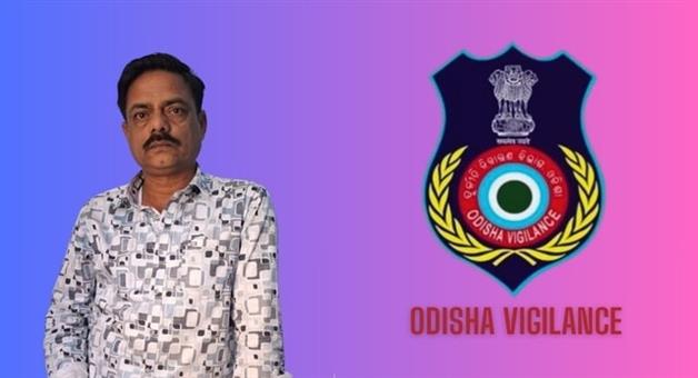 Khabar Odisha:muribahal-forest-officer-caught-taking-rs-10k-bribe