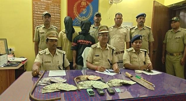 Khabar Odisha:nabarangpur-armed-robbery-two-arrested-rs-1-55-lakh-seized