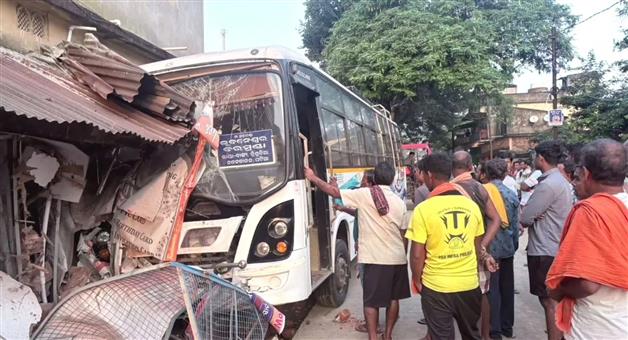 Khabar Odisha:narasinghpur-jilinda-passenger-bus-crashes-into-roadside-shop-2-injured