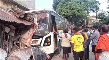 Khabar Odisha:narasinghpur-jilinda-passenger-bus-crashes-into-roadside-shop-2-injured