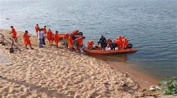 Khabar Odisha:ndrf-team-recovers-dead-body-from-kathajodi-river