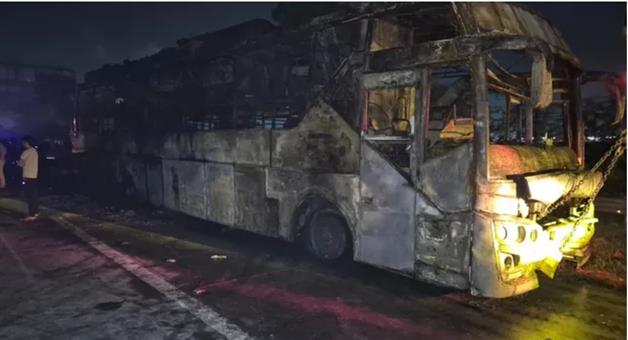 Khabar Odisha:nine-killed-after-sleeper-bus-catches-fire-on-yamuna-expressway-near-jewar-airport-in-noida
