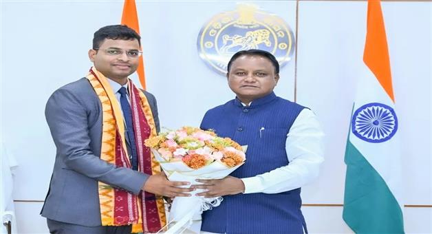 Khabar Odisha:odisha-cm-felicitates-ocs-topper-bubun-sahoo-for-outstanding-achievement