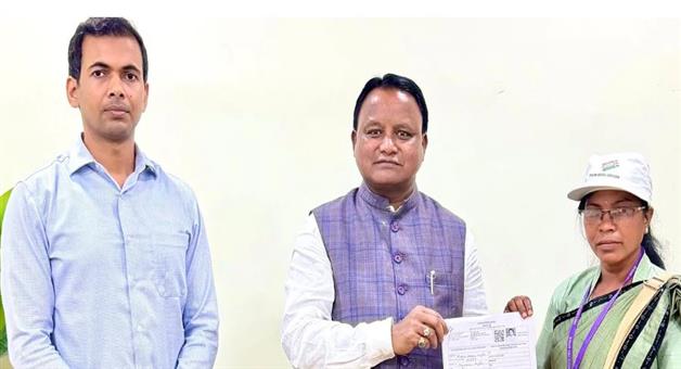 Khabar Odisha:odisha-cm-mohan-charan-majhi-fills-voter-list-revision-form-at-raikala-keonjhar