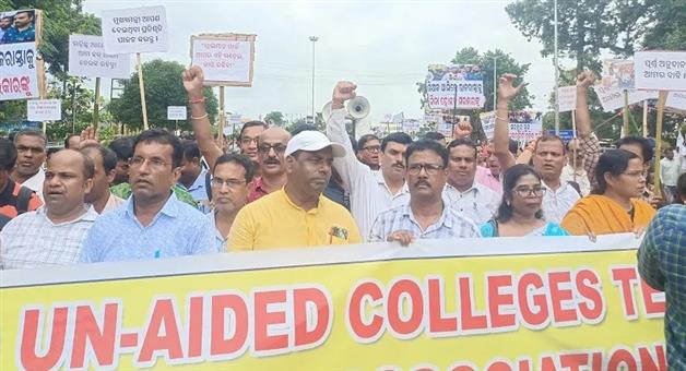 Khabar Odisha:odisha-college-teachers-protest-gandhi-marg-bhubaneswar-grant-in-aid