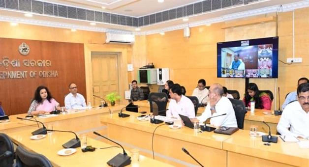 Khabar Odisha:odisha-cs-anu-garg-reviews-district-schemes-with-collectors