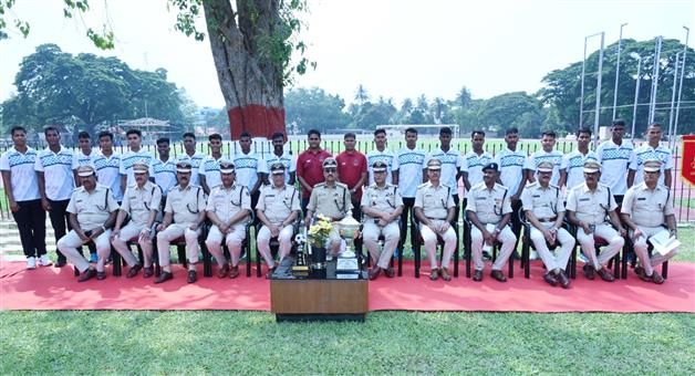 Khabar Odisha:odisha-dgp-felecitates-police-women-and-men-teams