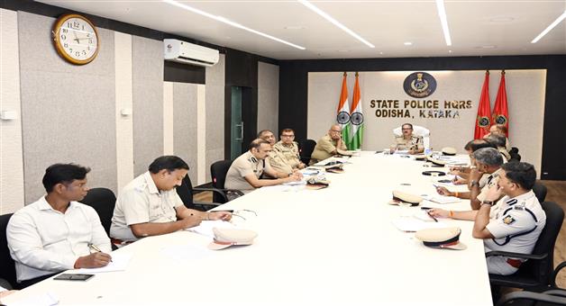 Khabar Odisha:odisha-dgp-holds-a-video-conferencing-meeting-with-all-police-officers