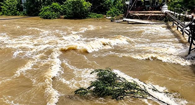 Khabar Odisha:odisha-floods-panic-grips-bhadrak-villagers-as-embankment-breach-widens-20-villages-inundated