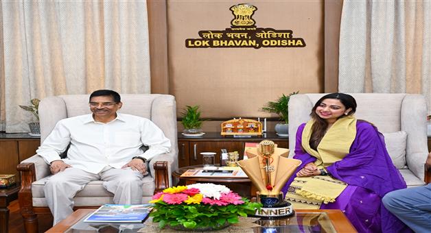 Khabar Odisha:odisha-governer-kambhampatti-felicitate-jyotirmayee-nayak