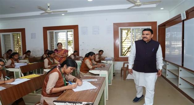 Khabar Odisha:odisha-matric-exams-begin-5-61-lakh-students-appear-minister-reviews-arrangements
