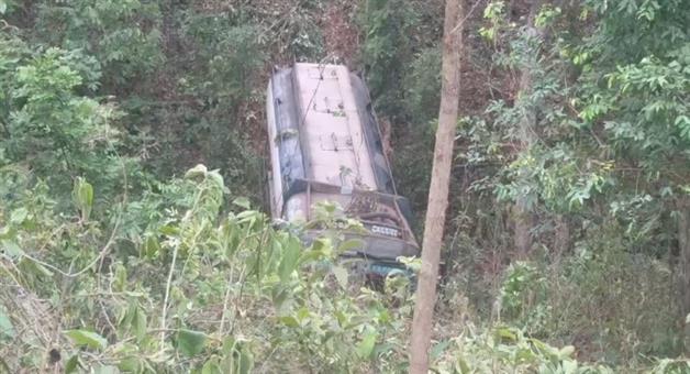 Khabar Odisha:oil-laden-truck-plunges-80-feet-in-koraput-driver-critical