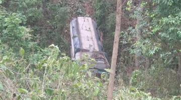 Khabar Odisha:oil-laden-truck-plunges-80-feet-in-koraput-driver-critical