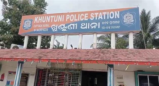 Khabar Odisha:old-man-misbehaves-with-a-4-class-girl-student