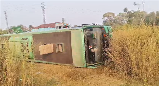 Khabar Odisha:osrtc-bus-turns-over-7-injured