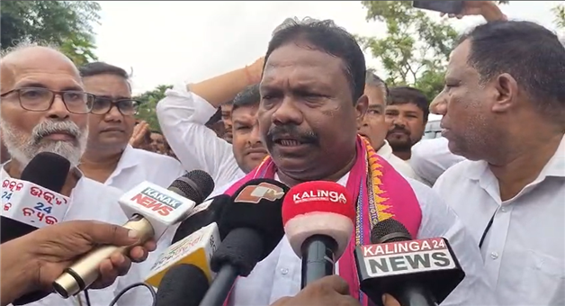 Khabar Odisha:panchayatraj-minister-rabi-naik-reviews-flood-damage
