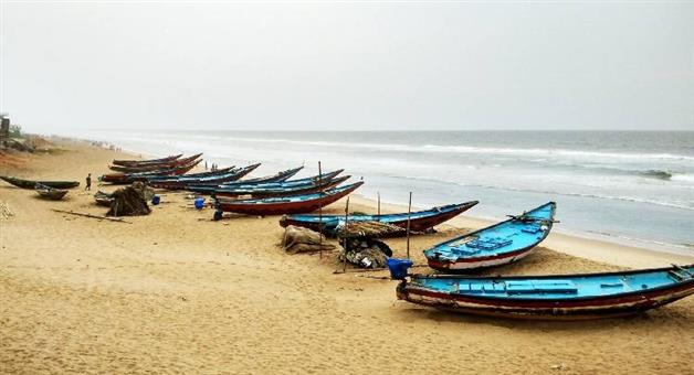 Khabar Odisha:paradip-port-shelter-305-fishermen-cyclone-arnab