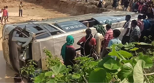 Khabar Odisha:passenger-bus-overturns-14-passengers-injured