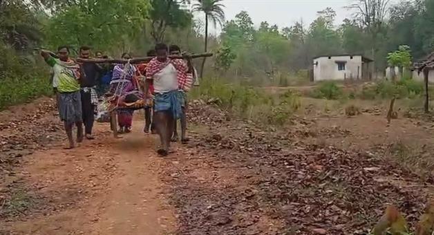 Khabar Odisha:patient-carried-on-cot-in-sambalpur