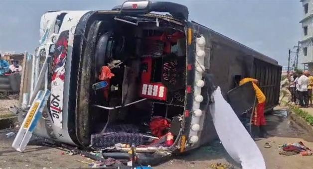 Khabar Odisha:pilgrim-bus-overturns-near-balasore-eight-critically-injured