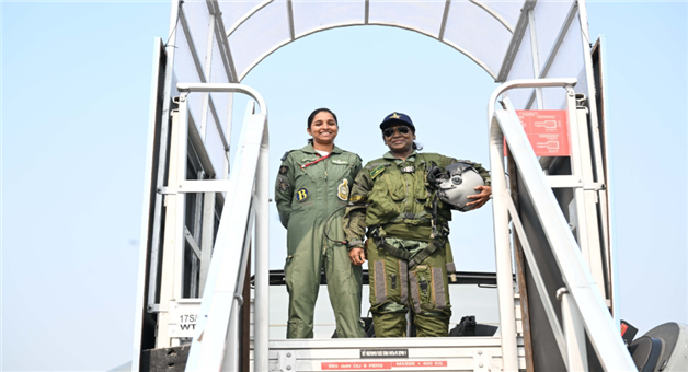 Khabar Odisha:pilot-shivangi-singh-poses-with-president-murmu