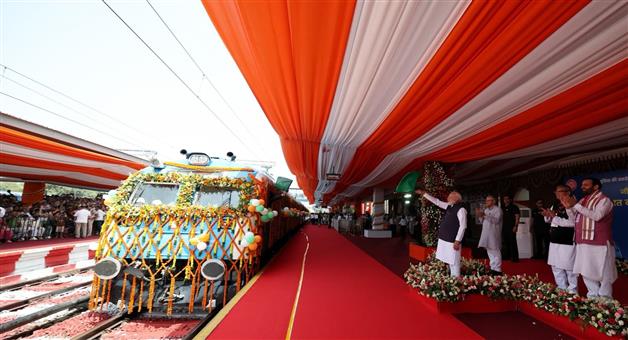 Khabar Odisha:pm-modi-flags-off-first-hydrogen-powered-train