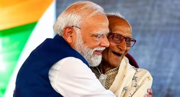Khabar Odisha:pm-modi-meets-jana-sangh-veteran-makhanlal-sarkar-west-bengal