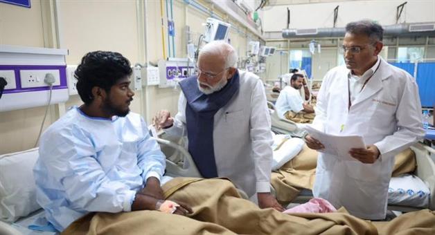 Khabar Odisha:pm-modi-meets-those-injured-in-delhi-car-blast
