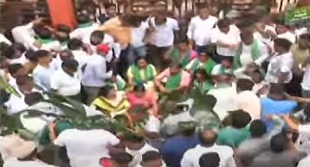 Khabar Odisha:police-BJD-workers-protest-infront-of-Balanga-police-station-on-minor-girl-burnt-case