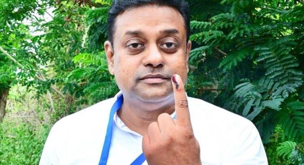 Khabar Odisha:puri-bjp-loksabha-candidate-sambit-patra-casts-his-vote