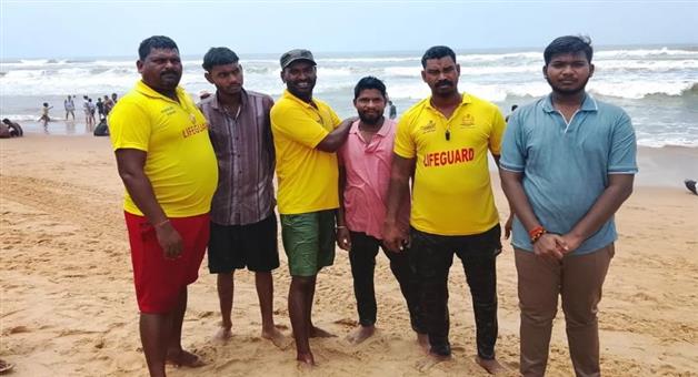 Khabar Odisha:puri-sea-beach-chhattisgarh-tourists-rescued-by-lifeguards
