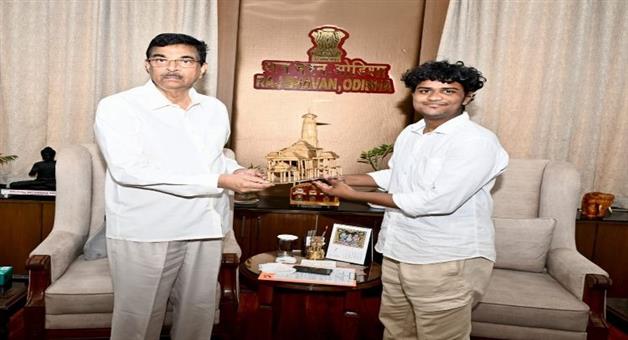 Khabar Odisha:puri-young-artist-shashwat-sahu-meets-governor-with-matchstick-model-of-ram-temple