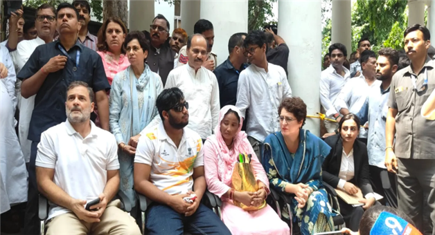 Khabar Odisha:rahul-gandhi-stages-dharna-at-police-station-for-demanding-accept-pellet-gun-fir