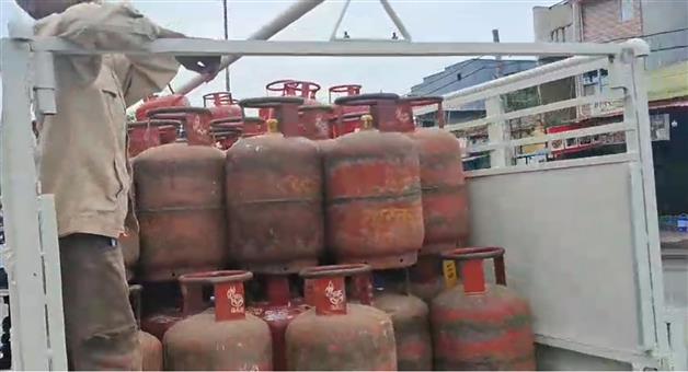 Khabar Odisha:raid-in-gas-cylinder-shop