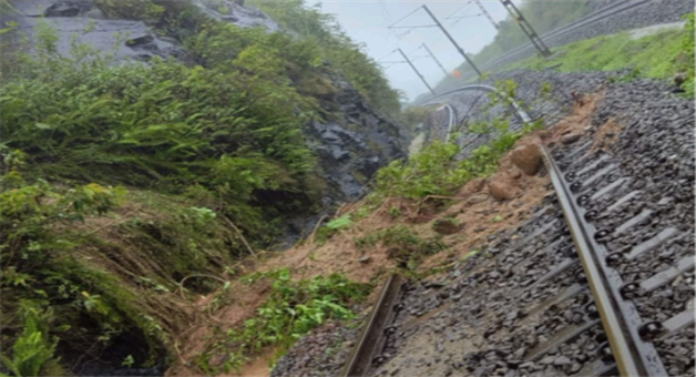 Khabar Odisha:railway-track-affected-due-to-landslide-in-rayagada