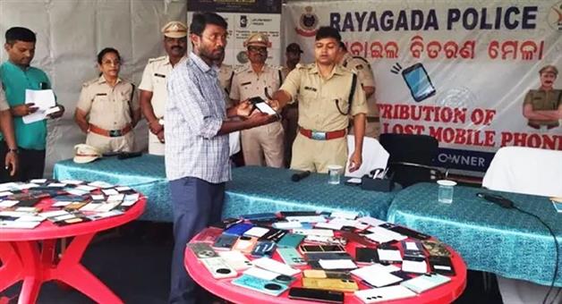 Khabar Odisha:rayagada-police-return-over-100-stolen-missing-mobile-phones-to-owners