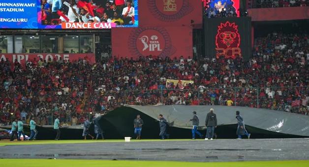 Khabar Odisha:rcb-vs-kkr-match-toss-delay-for-rain