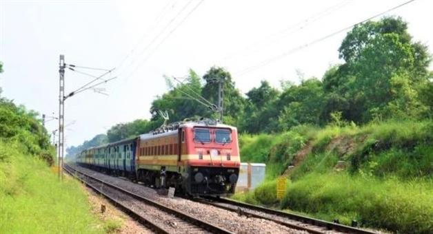 Khabar Odisha:reels-obsession-turns-dangerous-youth-falls-from-moving-train-while-filming-video