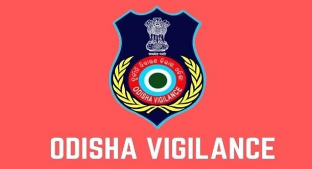 Khabar Odisha:revenue-inspector-anita-jena-caught-taking-bribe-for-land-report-in-odisha