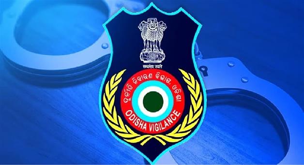 Khabar Odisha:ri-arrested-for-accepting-rs-5000-bribe-in-baleshwar